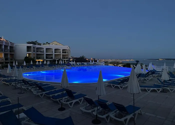 Residence De Charme Avec Piscine A Debordement